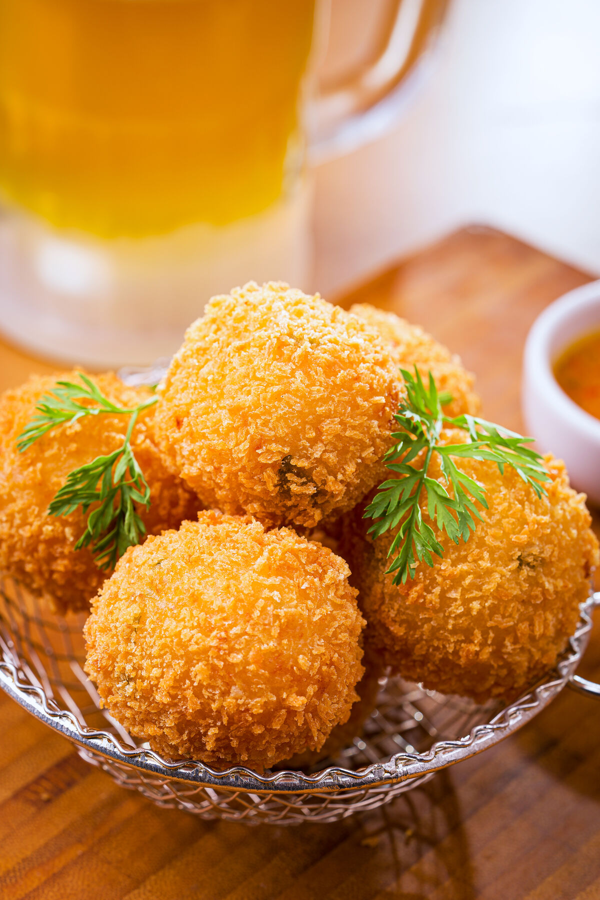 Coxinhas empanadas servidas em cesto