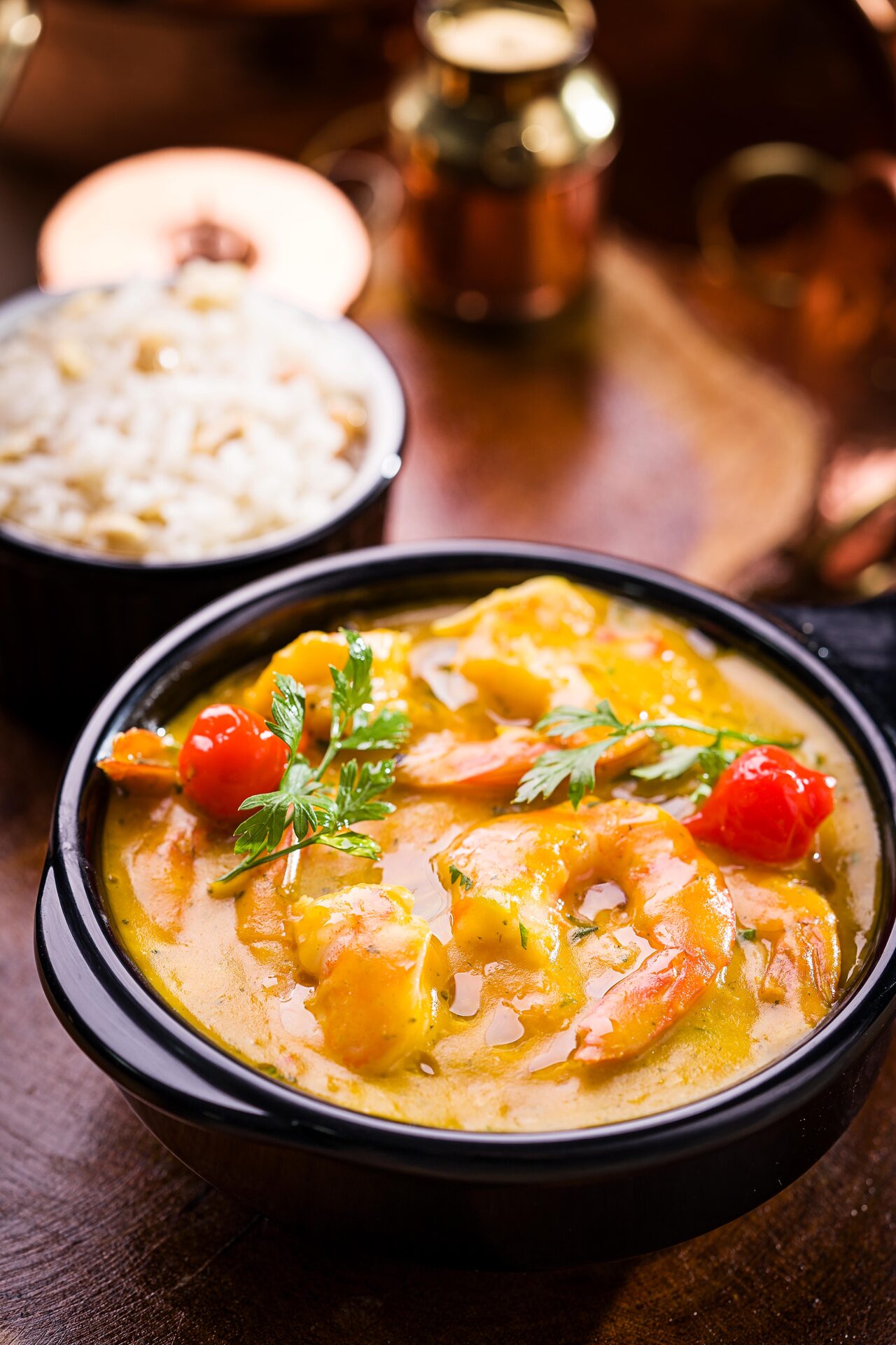 Curry de camarão em prato finalizado