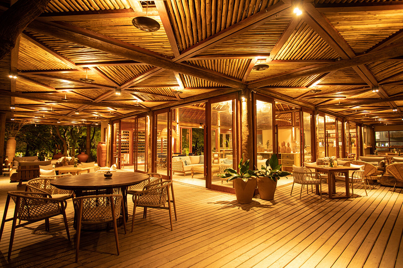 Deck de restaurante iluminado à noite