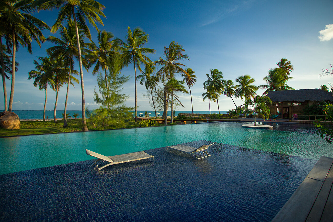 Piscina de borda infinita com vista para o mar