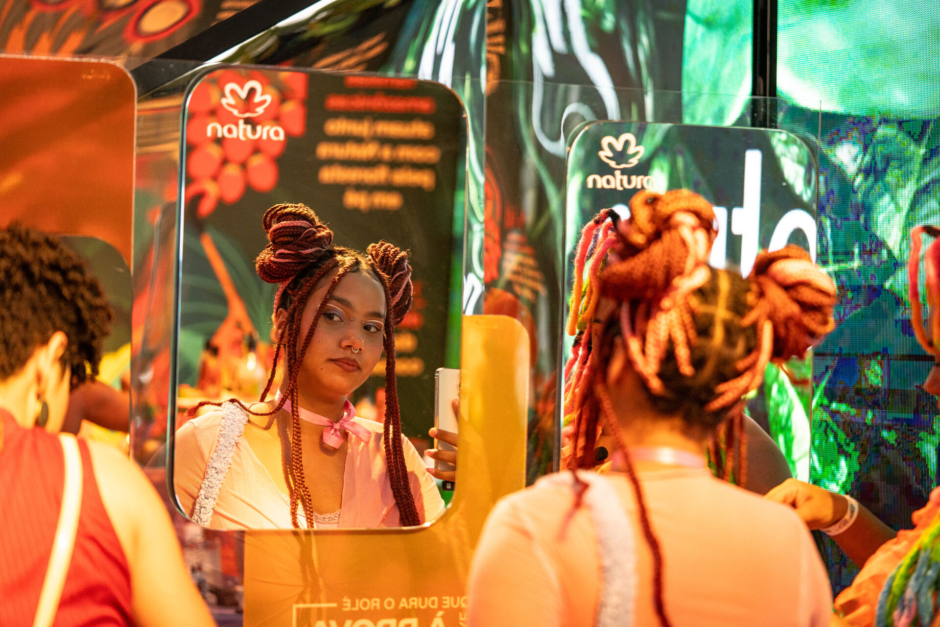 Instalação temática de carnaval em ativação Natura