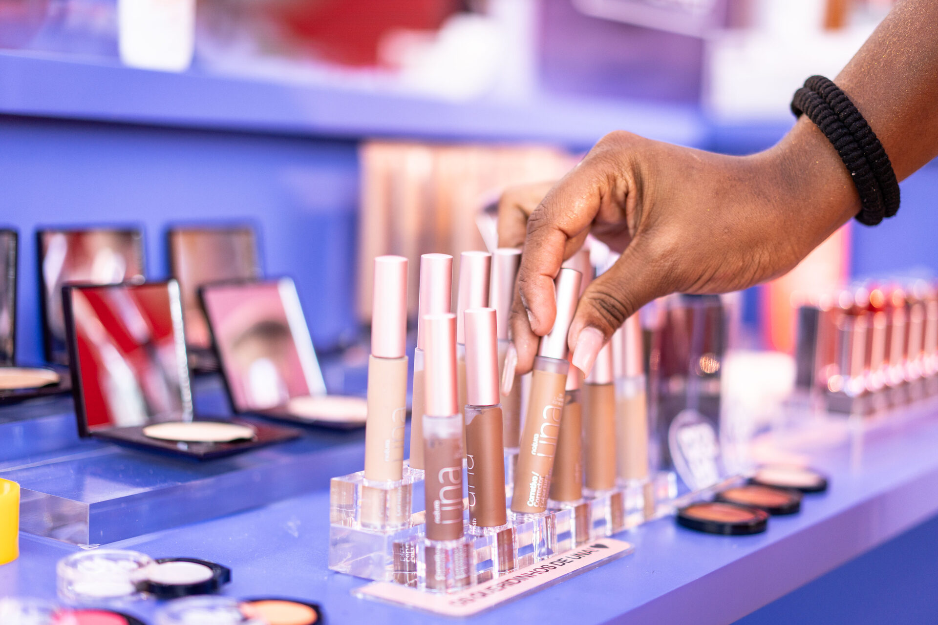 Ativação de marca Natura, vitrine de produtos em evento