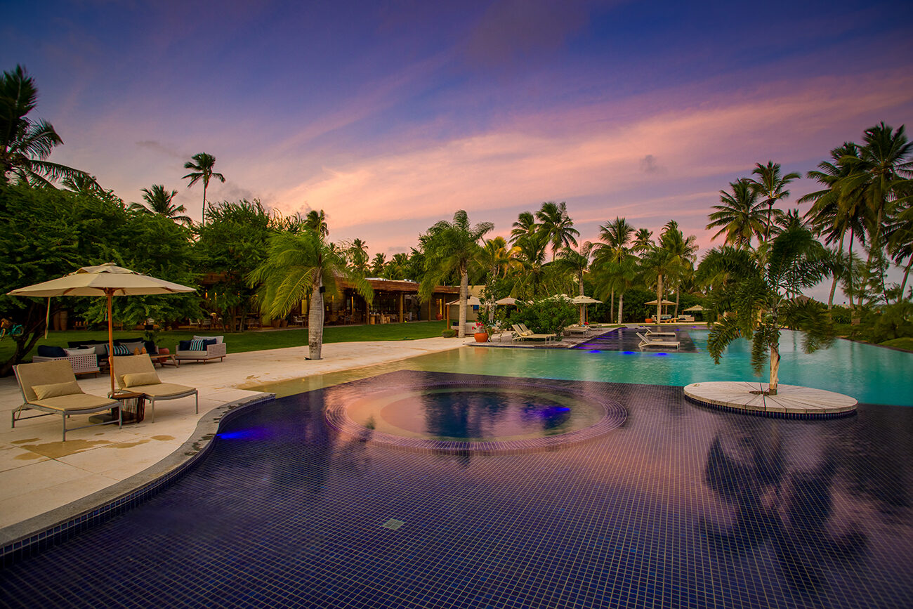Piscina de resort ao entardecer, turismo